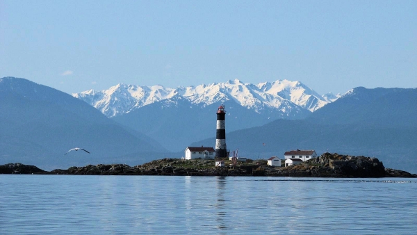 Race Rocks lighthouse with the Olympic Mountains behind